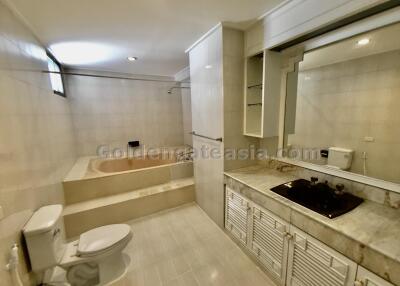 3 Bedrooms Apartment with big Balcony/Terrace, Asoke