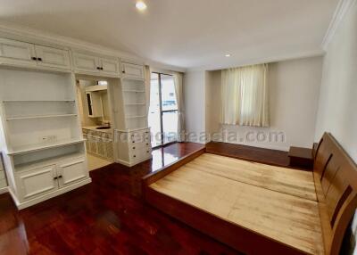 3 Bedrooms Apartment with big Balcony/Terrace, Asoke