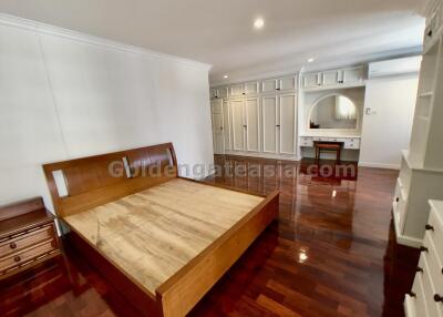 3 Bedrooms Apartment with big Balcony/Terrace, Asoke