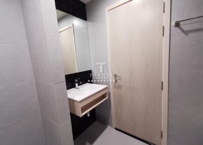 Modern bathroom with wall-mounted sink