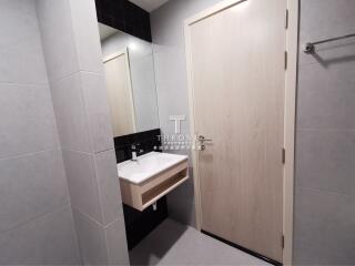 Modern bathroom with wall-mounted sink