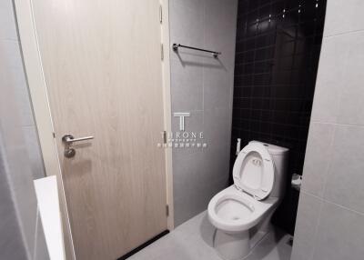 A modern bathroom with a toilet