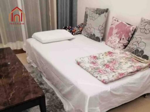 Living room with white couch and decorative pillows