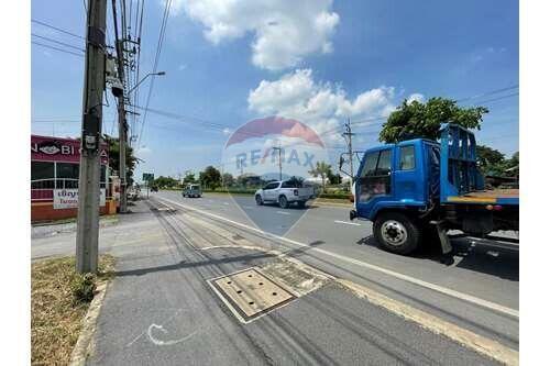 1,200 Sqm. Townhouse listed for ฿ 38,000,000.