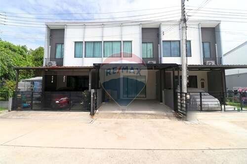 110 Sqm., 3 Beds, 2 Baths Townhouse listed for ฿ 2,500,000.