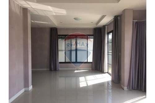 182 Sqm. Townhouse listed for ฿ 4,480,000.