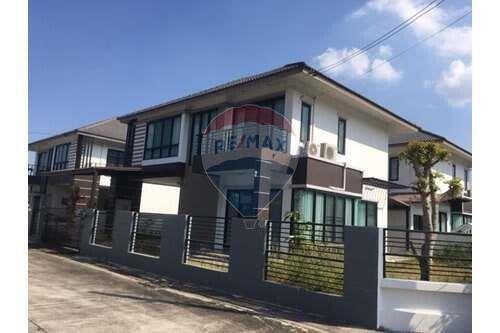 182 Sqm. Townhouse listed for ฿ 4,480,000.