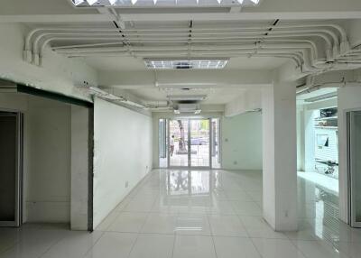 For Rent Bangkok Retail Silom BTS Sala Daeng MRT Si Lom Bang Rak