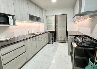 3 Bedrooms House with Garden in Compound - Sathorn