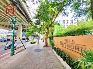 Street view of Villa Sathorn exterior