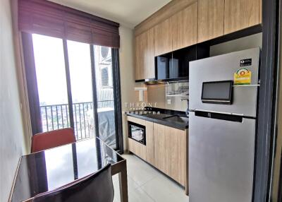 Modern kitchen with dining area