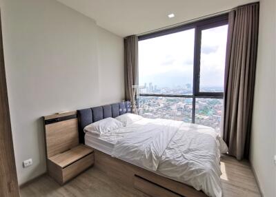 Bedroom with city view