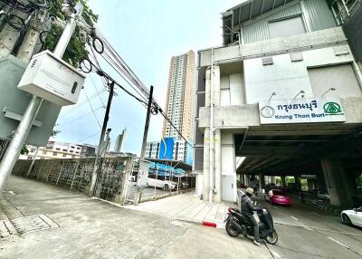 Exterior view of urban building near Krung Thon Buri area