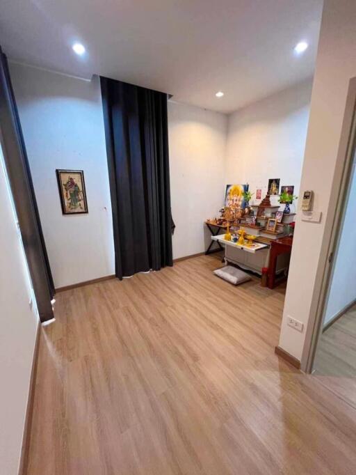 Spacious room with wooden flooring and a small desk area