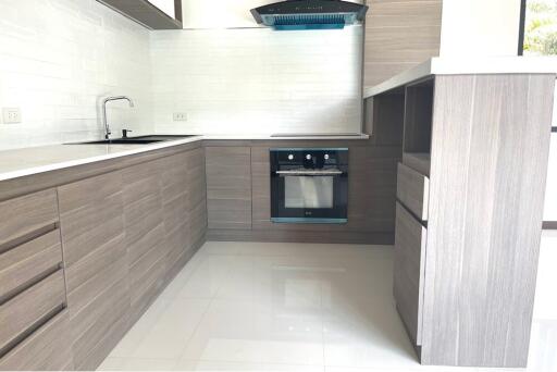 464 Sqm., 2 Beds, 2 Baths Townhouse listed for ฿ 5,700,000.