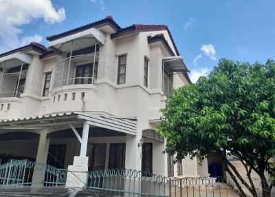 3 Bedroom House Busarin Village, Land and House Park, Nong Chom