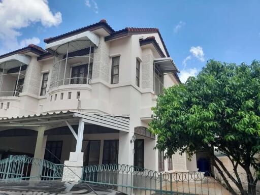 3 Bedroom House Busarin Village, Land and House Park, Nong Chom