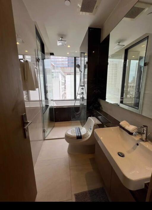 2 bed Condo in Ashton Silom Suriyawong Sub District C021008