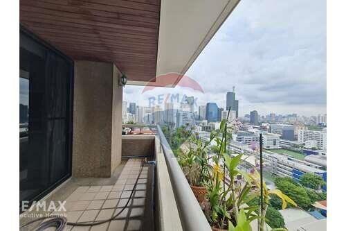 Pet-Friendly 21 Bedroom Condo with Nice City Views  MRT Phetchaburi 6 Mins Walk