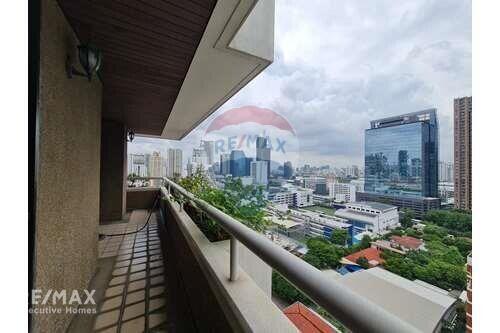 Pet-Friendly 21 Bedroom Condo with Nice City Views  MRT Phetchaburi 6 Mins Walk