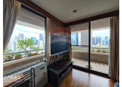 Pet-Friendly 21 Bedroom Condo with Nice City Views  MRT Phetchaburi 6 Mins Walk