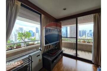 Pet-Friendly 21 Bedroom Condo with Nice City Views  MRT Phetchaburi 6 Mins Walk