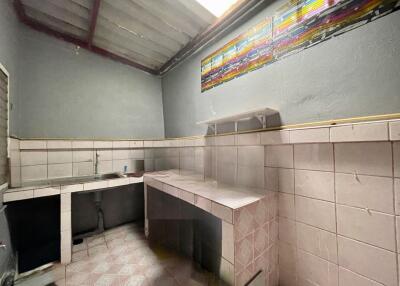 Kitchen with tiles and single-basin sink