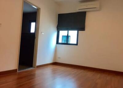 Bedroom with wooden flooring and a window with a blind