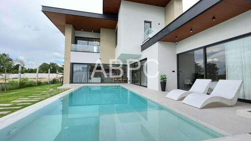 4 Bedrooms 6 Bathrooms in East Pattaya