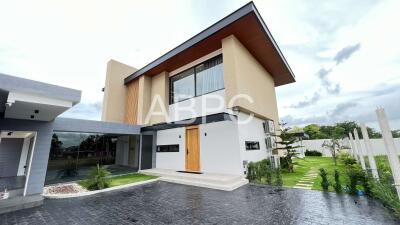 4 Bedrooms 6 Bathrooms in East Pattaya