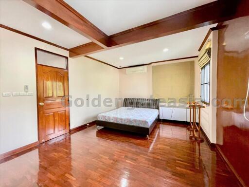 4 Bedrooms with Study Room Detached House - Sukhumvit Nana