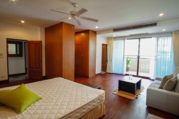 Raintree Village Apartment - Spacious Three Bedroom Condo with Bonus Rooms for Rent in Phrom Phong