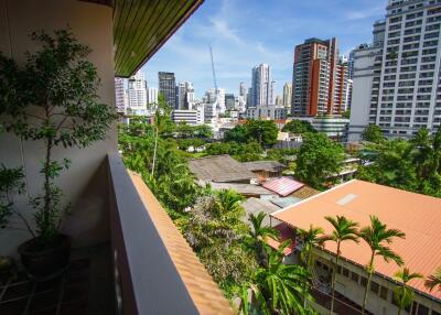 Raintree Village Apartment - Spacious Three Bedroom Condo with Bonus Rooms for Rent in Phrom Phong