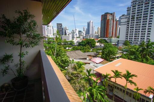 Raintree Village Apartment - Spacious Three Bedroom Condo with Bonus Rooms for Rent in Phrom Phong