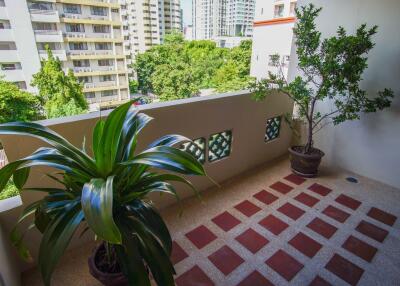 Raintree Village Apartment - Spacious Three Bedroom Condo with Bonus Rooms for Rent in Phrom Phong