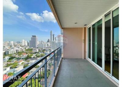 Luxurious 4-Bedroom Condo with Pet-Friendly Amenities in Thong Lo