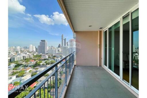 Luxurious 4-Bedroom Condo with Pet-Friendly Amenities in Thong Lo