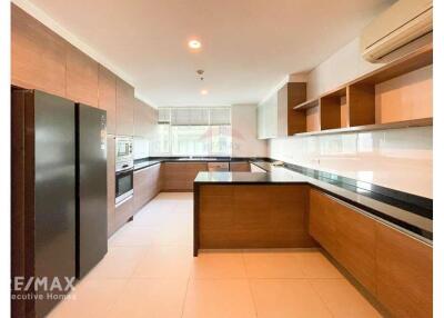 Luxurious 4-Bedroom Condo with Pet-Friendly Amenities in Thong Lo