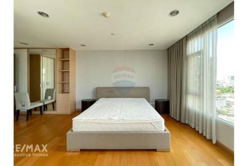 Luxurious 4-Bedroom Condo with Pet-Friendly Amenities in Thong Lo