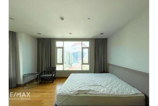 Luxurious 4-Bedroom Condo with Pet-Friendly Amenities in Thong Lo