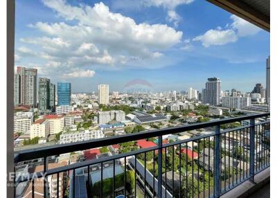 Luxurious 4-Bedroom Condo with Pet-Friendly Amenities in Thong Lo