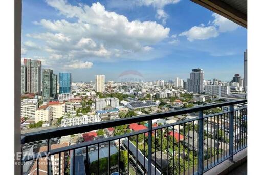 Luxurious 4-Bedroom Condo with Pet-Friendly Amenities in Thong Lo