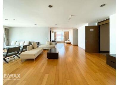 Luxurious 4-Bedroom Condo with Pet-Friendly Amenities in Thong Lo