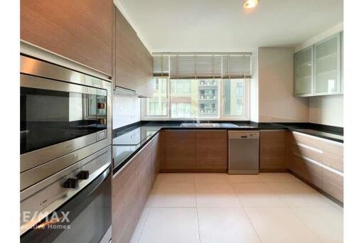 Luxurious 4-Bedroom Condo with Pet-Friendly Amenities in Thong Lo