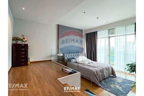 Elegant 2-Bedroom Pet Friendly Condo near Benjakitti Park - 5 Mins Walk to BTS Asok