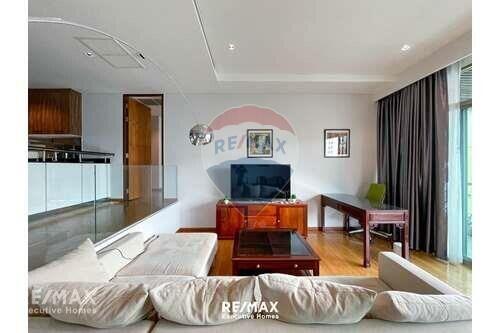 Elegant 2-Bedroom Pet Friendly Condo near Benjakitti Park - 5 Mins Walk to BTS Asok