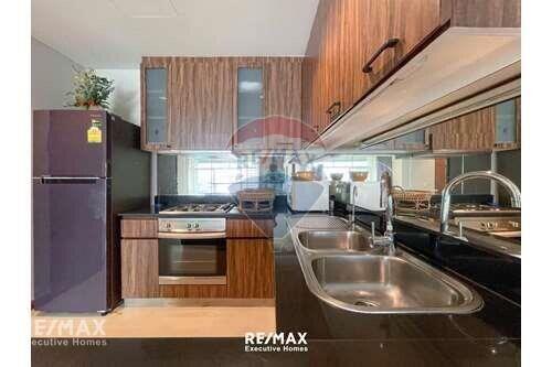 Elegant 2-Bedroom Pet Friendly Condo near Benjakitti Park - 5 Mins Walk to BTS Asok