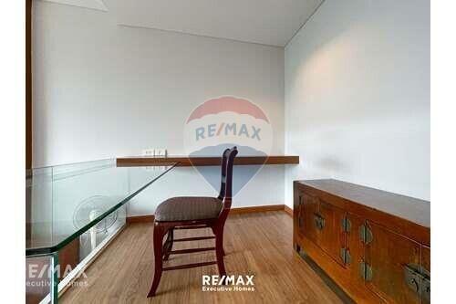 Elegant 2-Bedroom Pet Friendly Condo near Benjakitti Park - 5 Mins Walk to BTS Asok