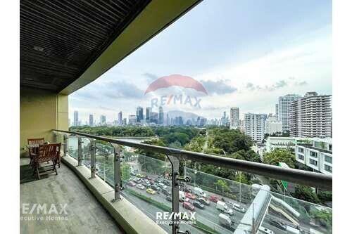 Elegant 2-Bedroom Pet Friendly Condo near Benjakitti Park - 5 Mins Walk to BTS Asok