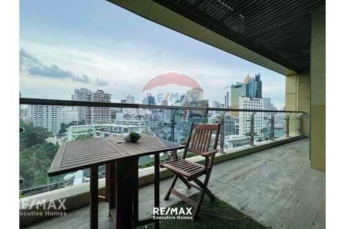 Elegant 2-Bedroom Pet Friendly Condo near Benjakitti Park - 5 Mins Walk to BTS Asok